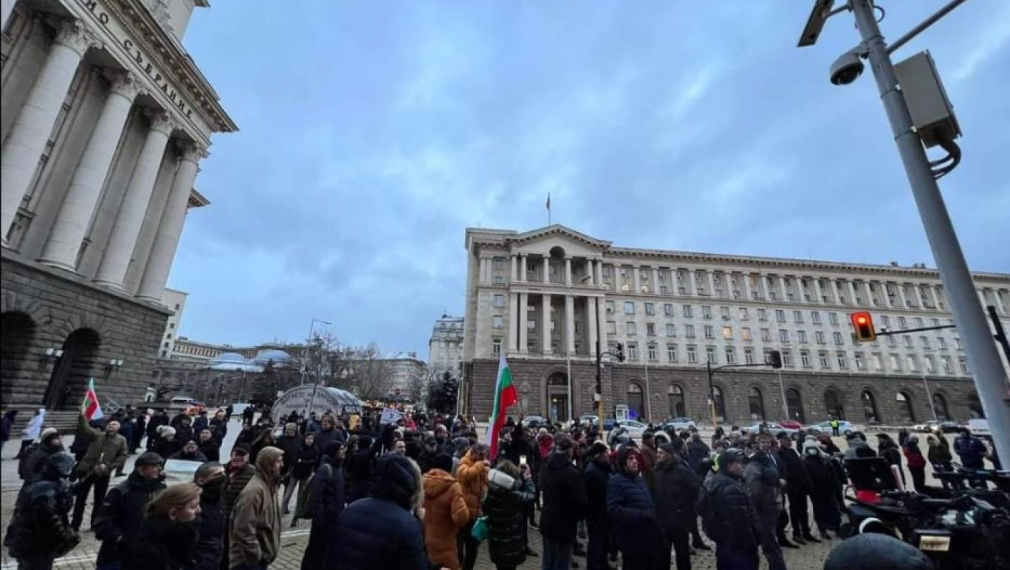 Два протеста чакат обяснение от Петков за отстраняването на Янев, искат го за премиер (видео)