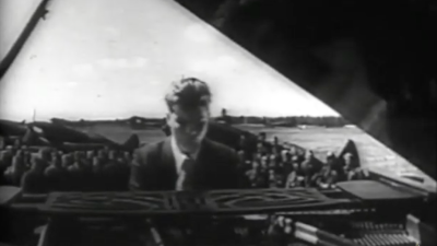 1940 г. - Емил Гилелс свири пред съветски войници Прелюд N5 в сол минор, оп. 23 от Рахманинов