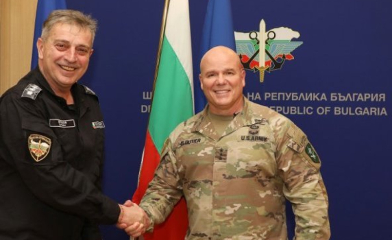 Шефът на сухопътното командване на НАТО е изненадващо в България
