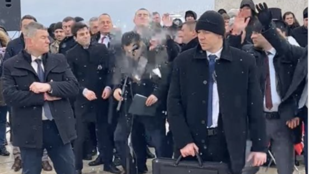 Освиркаха Кирил Петков на Шипка и го замеряха със снежни топки (видео)