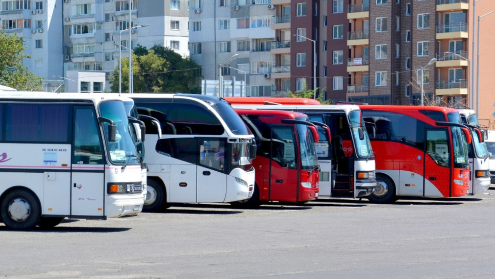 Автобусни превозвачи вдигат цените на билетите
