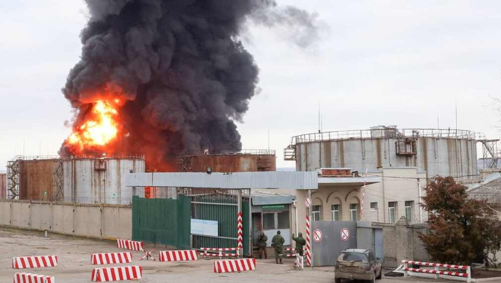 Пожар в петролната база в Луганск след украински обстрел