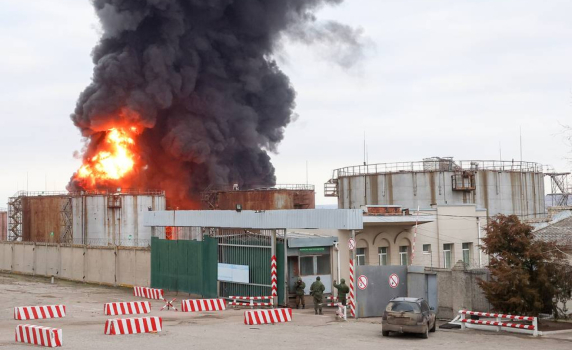 Пожар в петролната база в Луганск след украински обстрел