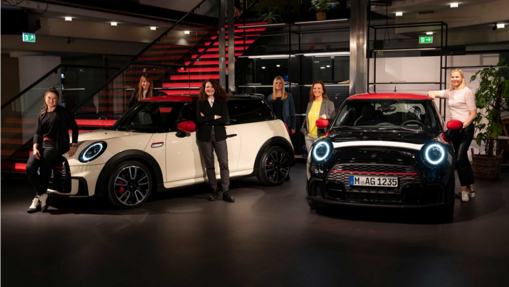Самоуверени и вдъхновяващи: С Pat Moss Edition MINI празнува успеха на силните жени
