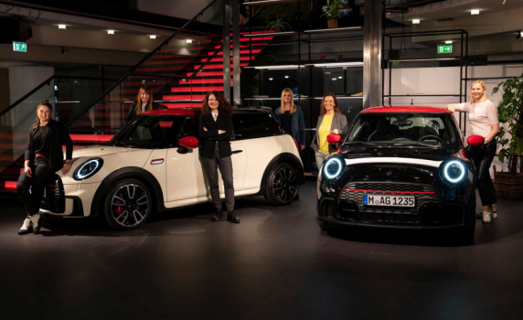 Самоуверени и вдъхновяващи: С Pat Moss Edition MINI празнува успеха на силните жени