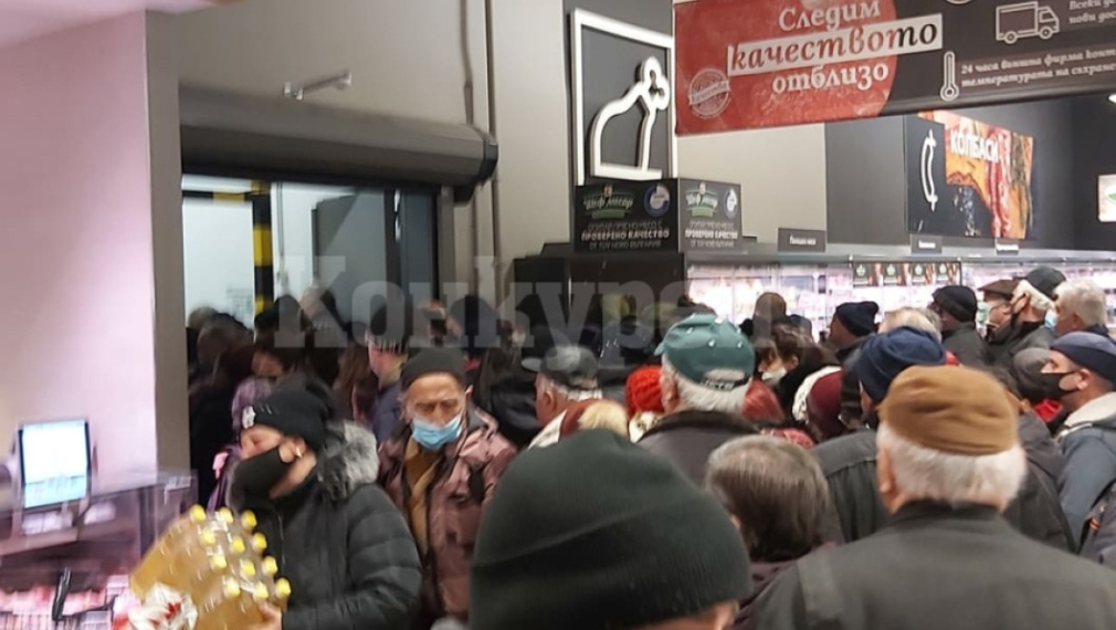 Тълпи от хора нахлуха в „Кауфланд“ във Враца заради олио на промоция, влизат даже в склада