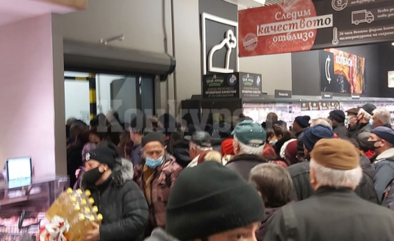 Тълпи от хора нахлуха в „Кауфланд“ във Враца заради олио на промоция, влизат даже в склада