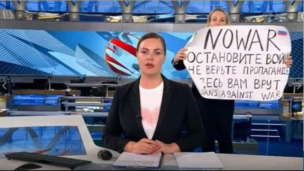 Може да повдигнат обвинения на жената, която протестира срещу войната в ефира на руска телевизия