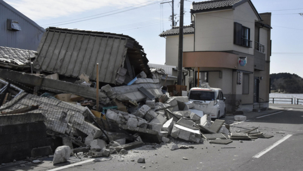 Десетки хиляди японски домове са без ток след земетресението, убило четирима