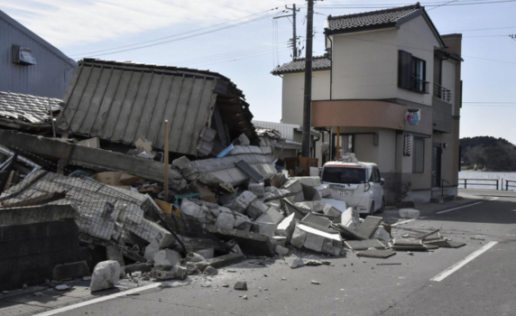 Десетки хиляди японски домове са без ток след земетресението, убило четирима