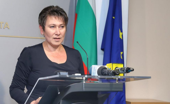 Трудоустроиха бившия министър на икономиката Даниела Везиева за шеф на борда на БДЖ