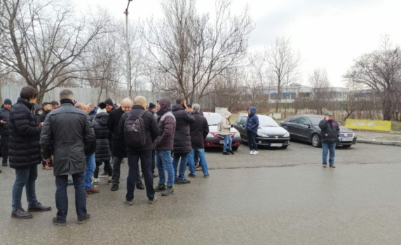 Депутати и симпатизанти на ГЕРБ се събират пред ГДНП в знак на протест срещу ареста на Борисов