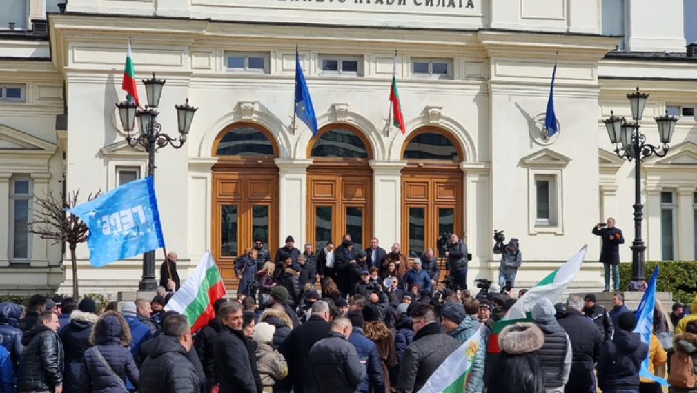 Протестиращите от ГЕРБ стигнаха до парламента и поискаха разпускането му