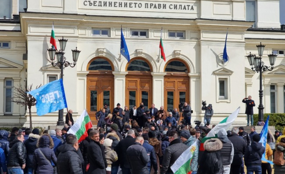 Протестиращите от ГЕРБ стигнаха до парламента и поискаха разпускането му