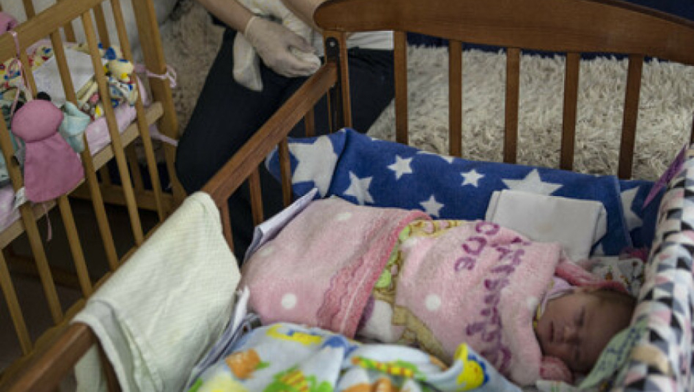Родени в Украйна от сурогатни майки бебета оцеляват в киевско мазе