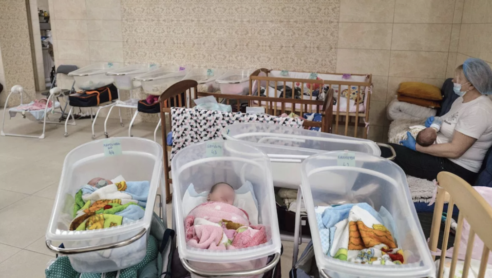 Войната в Украйна: В бункера с бебета без родители в Киев