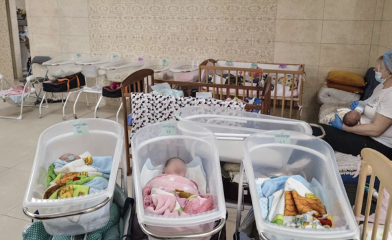 Войната в Украйна: В бункера с бебета без родители в Киев