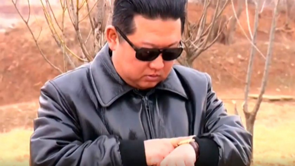 Ким Чен Ун изстреля ракета като екшън герой (видео)