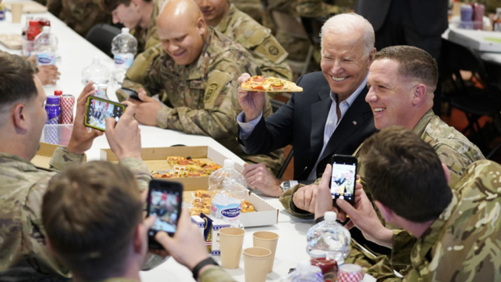 Байдън хапна пица с американски военни, дислоцирани в Полша