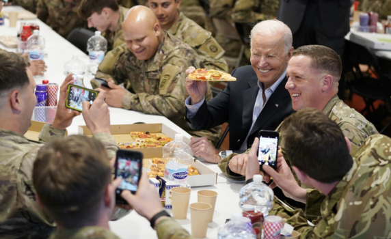 Байдън хапна пица с американски военни, дислоцирани в Полша