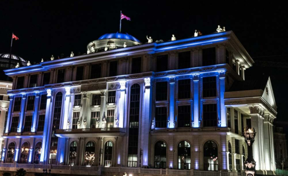 Сградата на министерството на външните работи на РСМ беше осветена с цветовете на НАТО