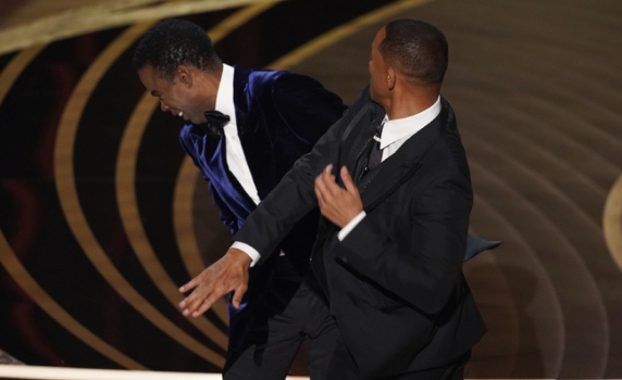 Уил Смит удари Крис Рок на церемонията за наградите "Оскар"