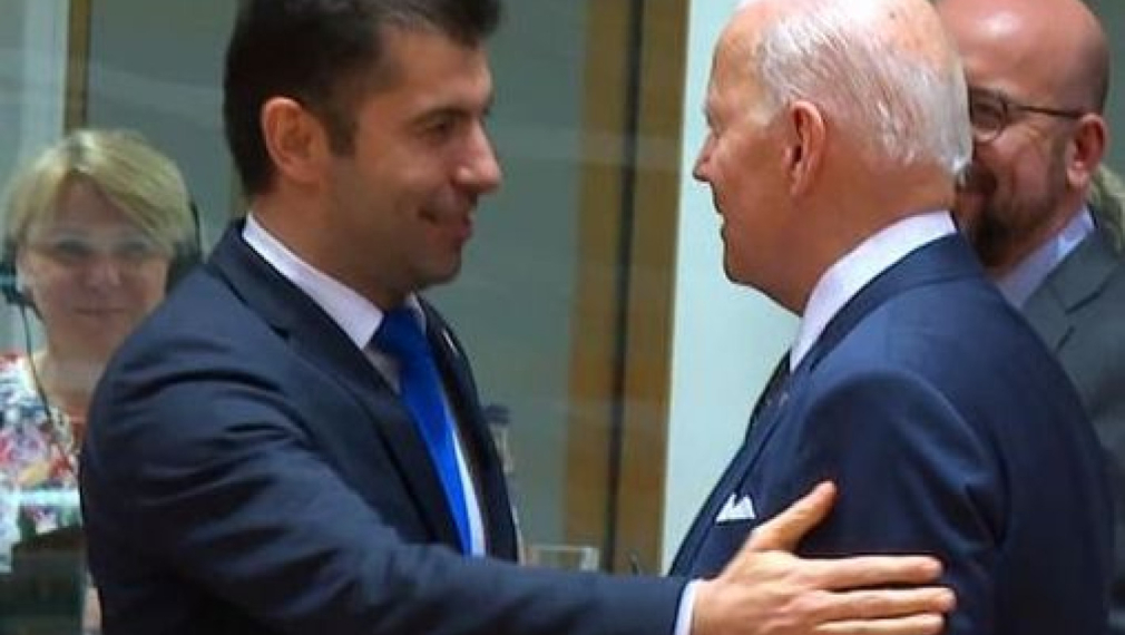 Срещата между Петков и Байдън е продължила точно 8 секунди (видео)