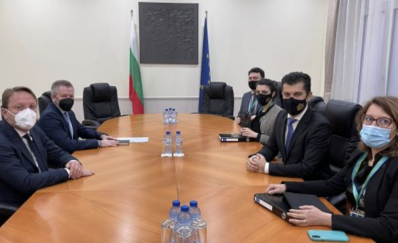 Петков след среща с Вархеи: Имаме сериозна подкрепа в ЕС заради новия си подход към Скопие