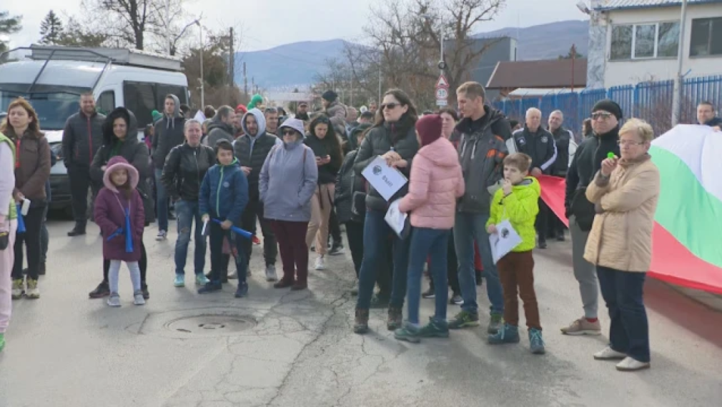 Жители на Лозен блокираха "Цариградско шосе" заради ферма за насекоми