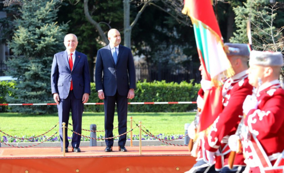 Радев посрещна албанския президент