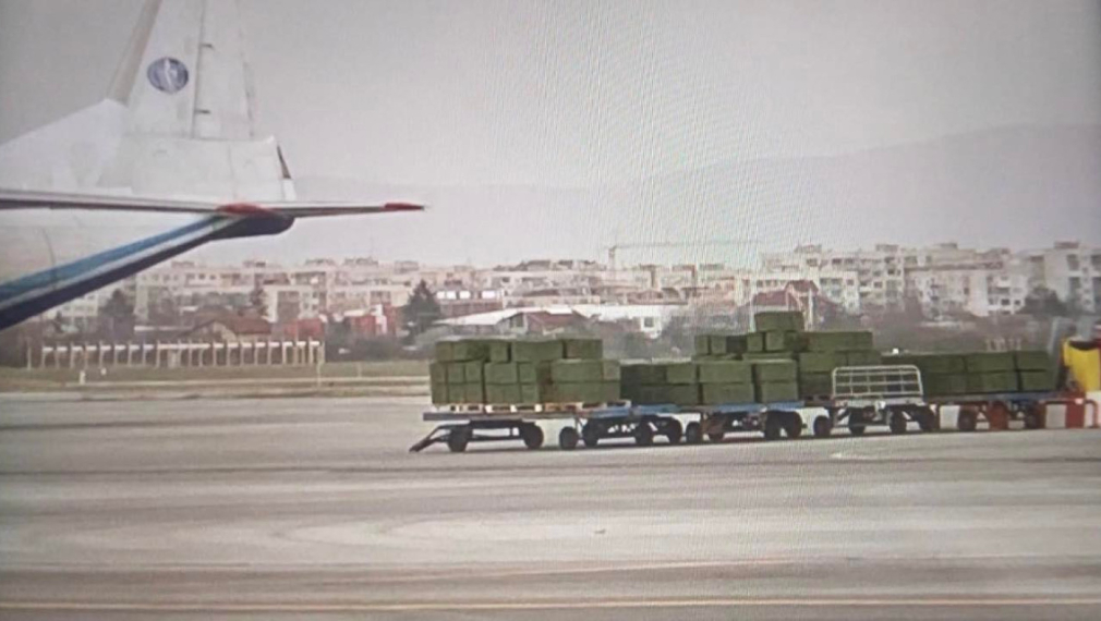 "Афера": България изпраща оръжия за Украйна с полети през Букурещ и Варшава (снимки от летище София)