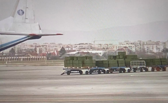 "Афера": България изпраща оръжия за Украйна с полети през Букурещ и Варшава (снимки от летище София)