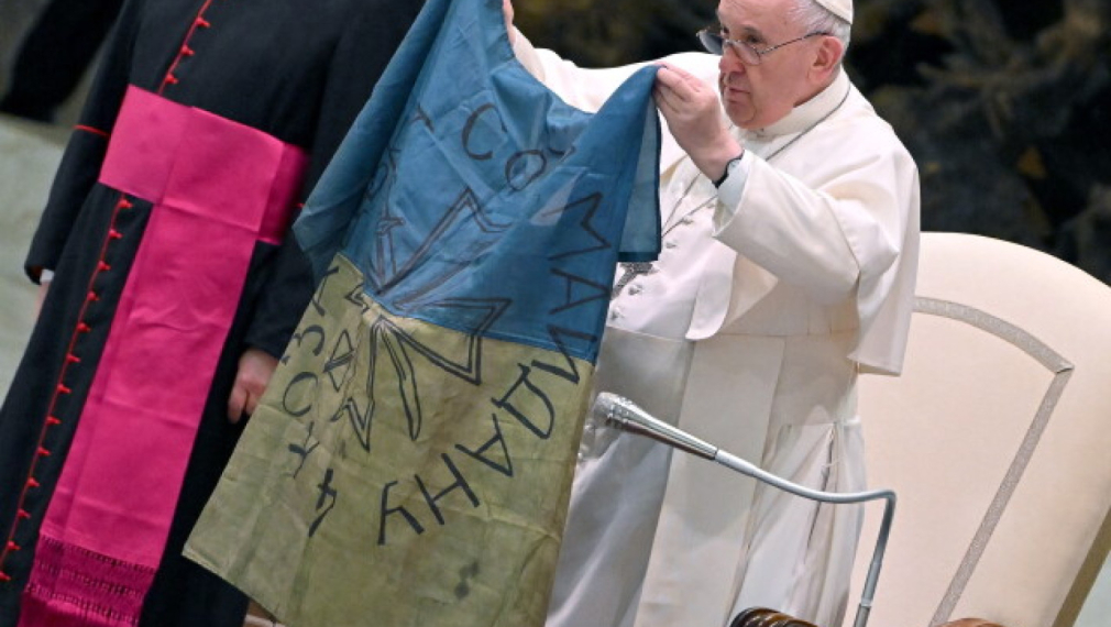 Папата целуна украинския флаг и осъди "клането в Буча"