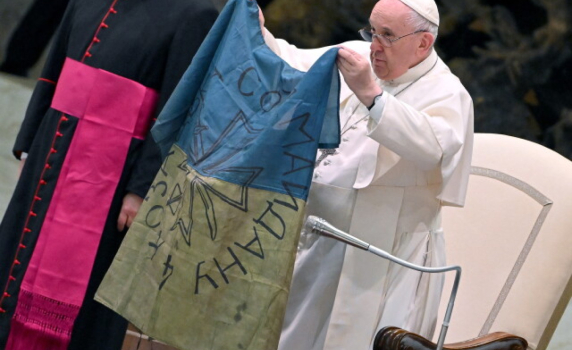 Папата целуна украинския флаг и осъди "клането в Буча"