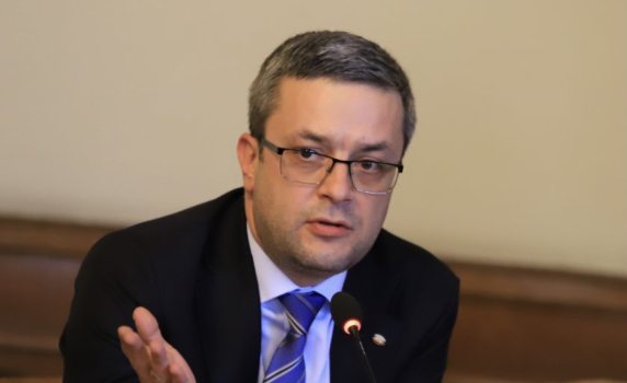Тома Биков: Министър Атанасов не знае колко са парите за кино. 28, а не 44 млн., както обяви той