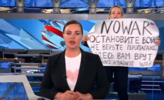 Немски вестник нае протестиралата срещу войната по телевизията руска журналистка