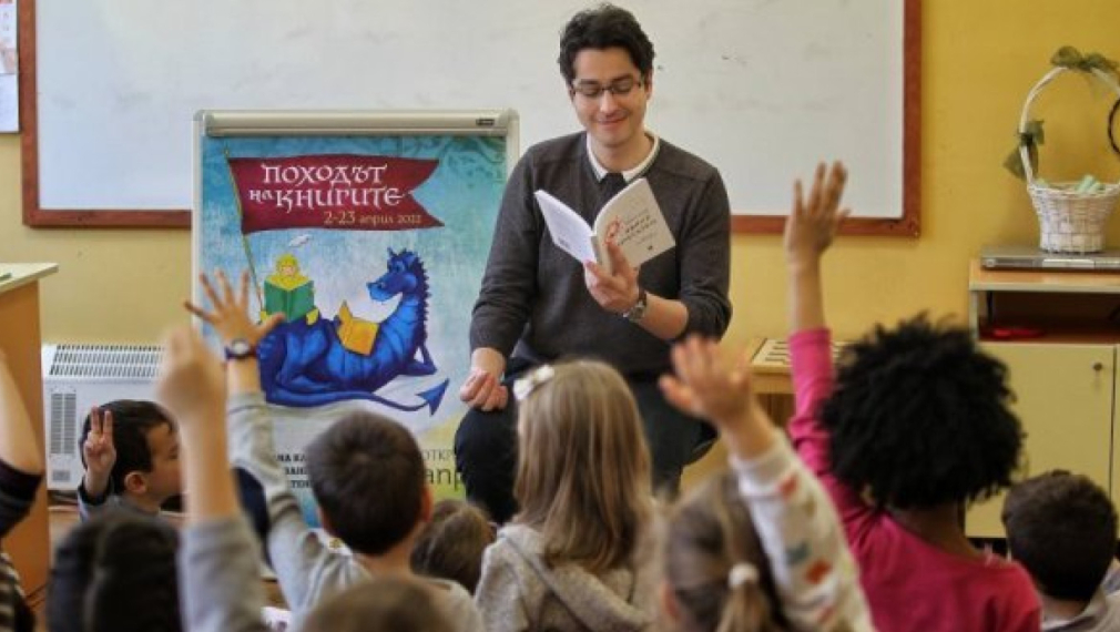 Министър Атанасов чете книжки на деца в столично училище