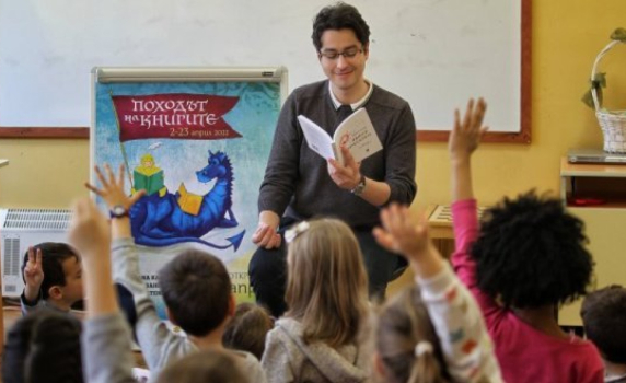 Министър Атанасов чете книжки на деца в столично училище