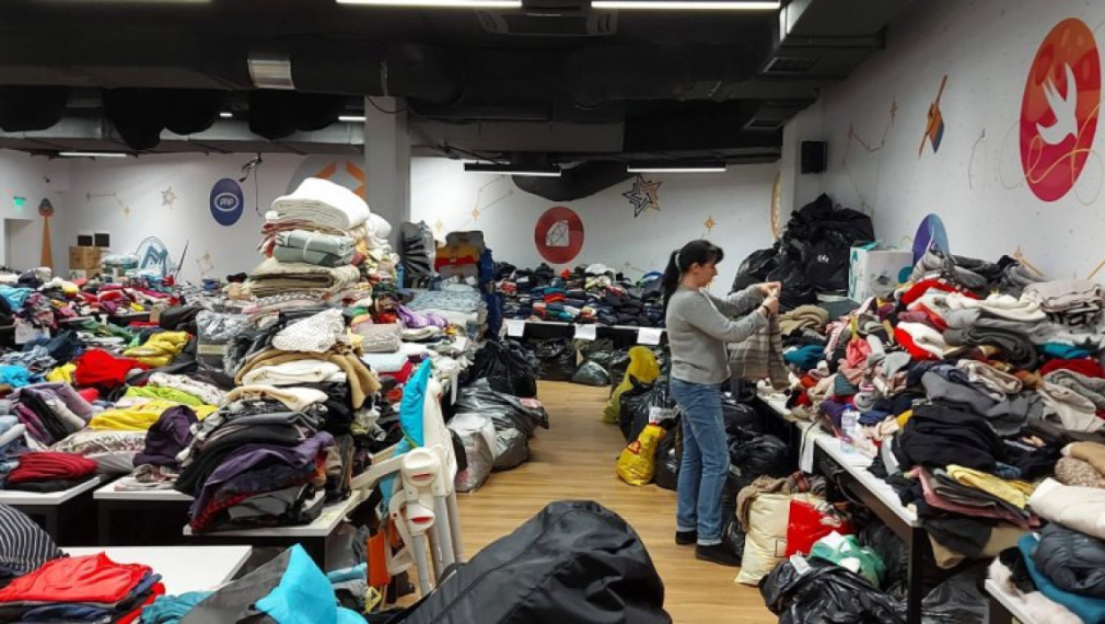 Държавата най-сетне прати дрехи на украинците - от конфискувани стоки