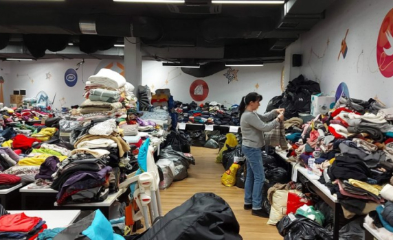 Държавата най-сетне прати дрехи на украинците - от конфискувани стоки
