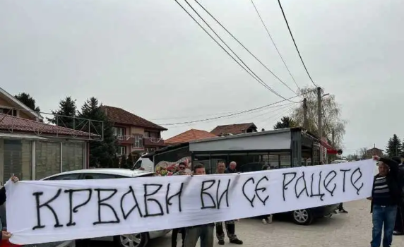 В РС Македония посрещнаха Кирил Петков с "кървави са ви ръцете" и "7200 евреи лежат на съвестта на българските фашисти" (снимки)