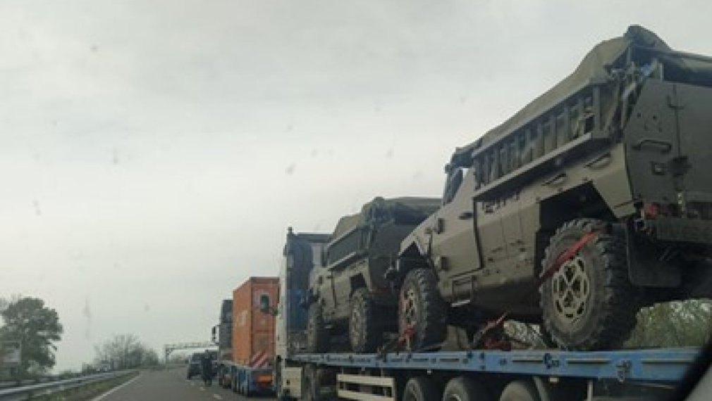 Колона с военна техника задръсти ГКПП "Кап. Петко Войвода" на път за Украйна