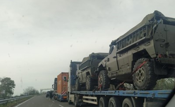 Колона с военна техника задръсти ГКПП "Кап. Петко Войвода" на път за Украйна