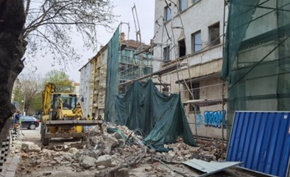Фасада се срути в центъра на София (видео)