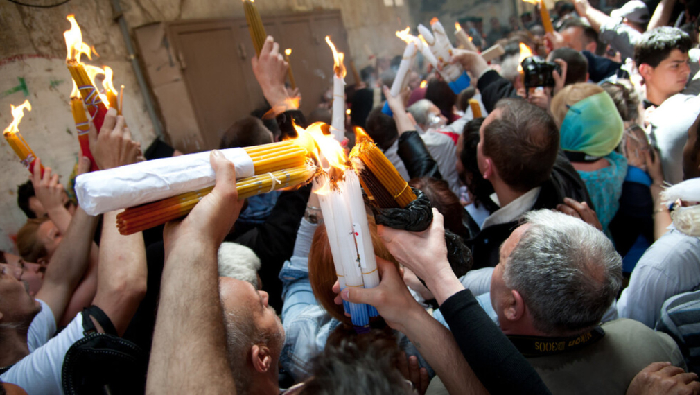 Благодатният огън слезе в храма на Гроба Господен в Йерусалим (снимки, видео)