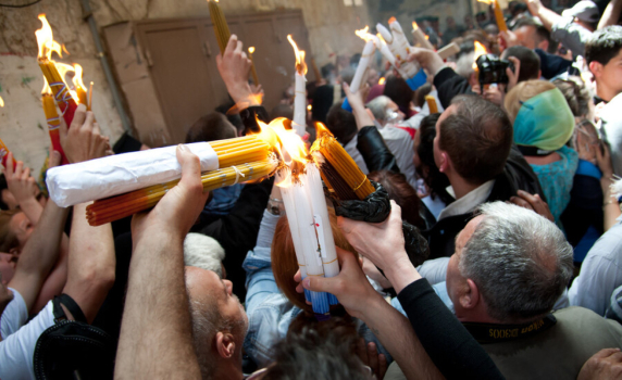 Благодатният огън слезе в храма на Гроба Господен в Йерусалим (снимки, видео)