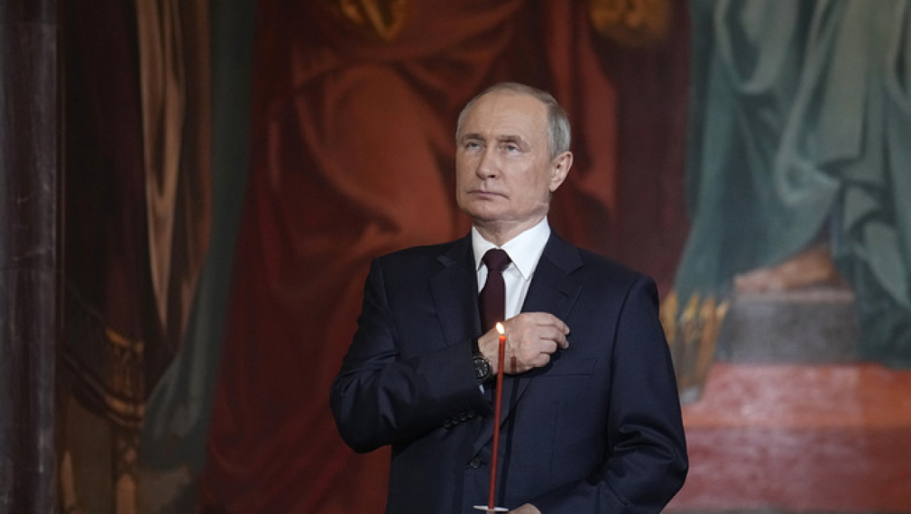 Путин присъства на среднощната Великденска литургия в Москва