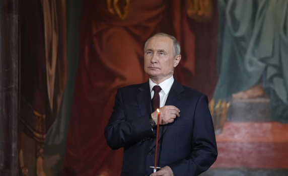 Путин присъства на среднощната Великденска литургия в Москва
