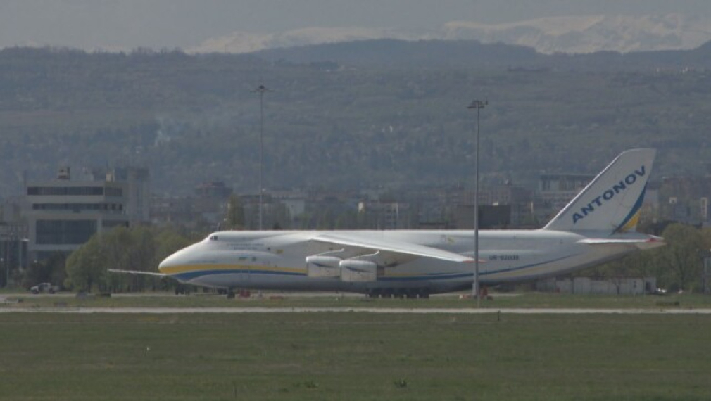 Един от най-големите товарни самолети в света от Украйна за превоз на оръжие е в София от няколко дни