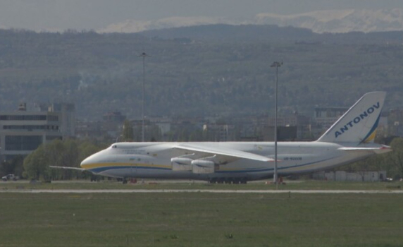Един от най-големите товарни самолети в света от Украйна за превоз на оръжие е в София от няколко дни
